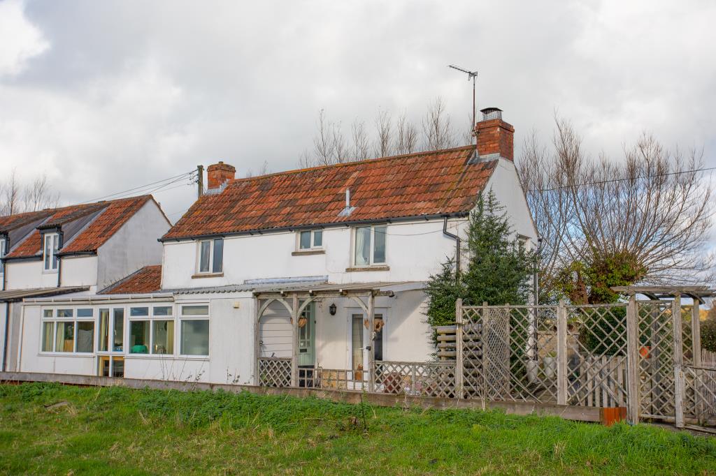 Lot: 41 - SEMI-DETACHED COTTAGE WITH RURAL OUTLOOK -
